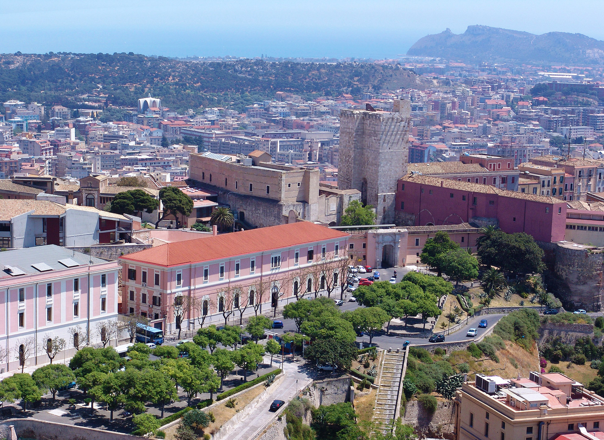 Panoramica Cagliari, sullo sfondo la Sella del Diavolo